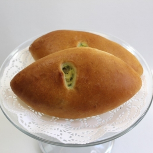 Пирожок с зелёным луком и яйцом